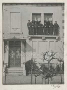 Groupe sur un balcon (Nancy)